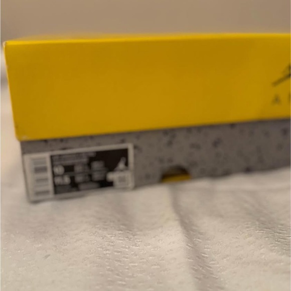 Nike Jordan 4 Rétro Lightning (2021) - Picture 4 of 5